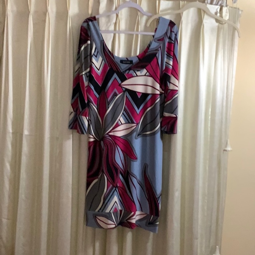 Karen Kane L Dress. Multi colored.